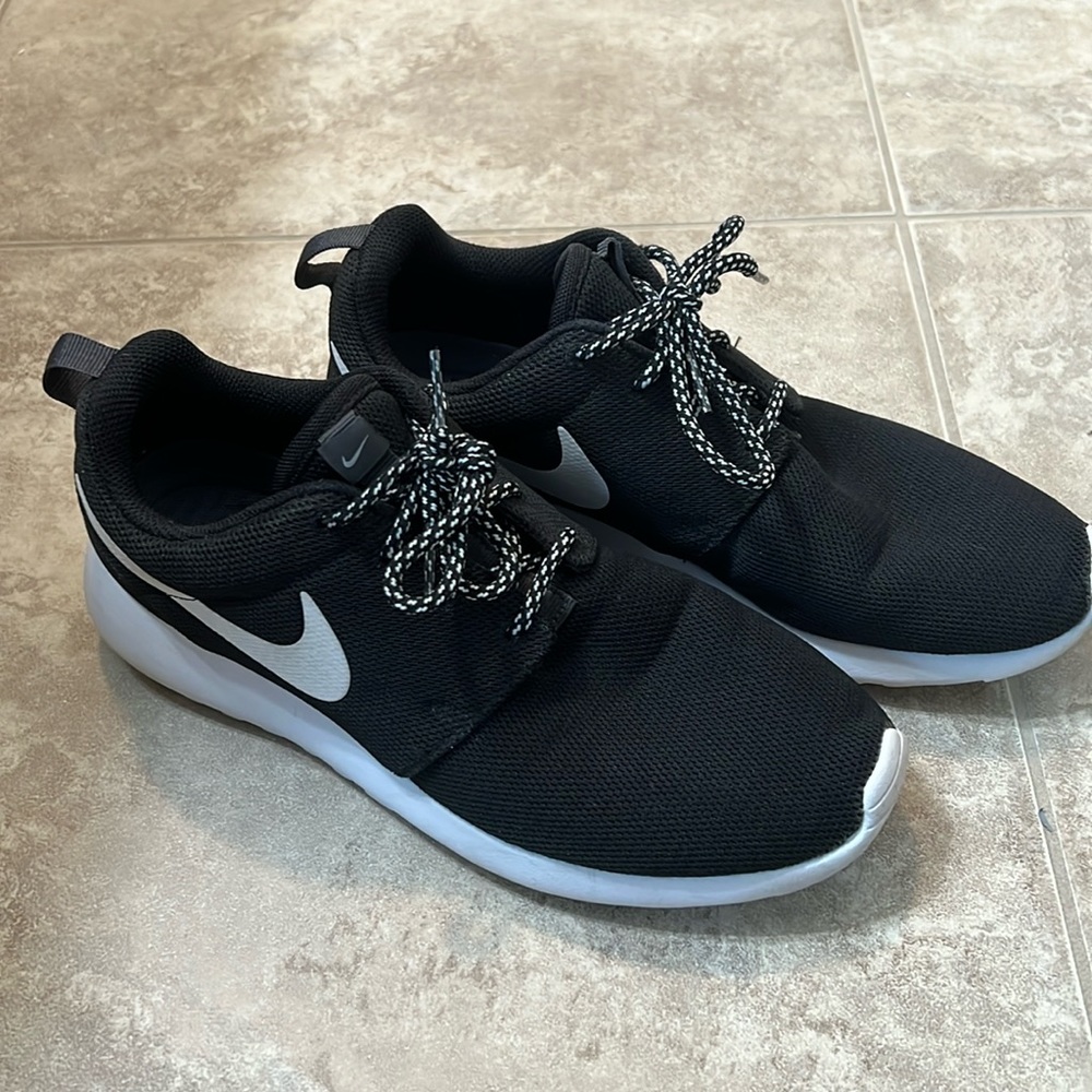 Nike Womens Roshe One Shoes Sneakers Size 8.5 Black White